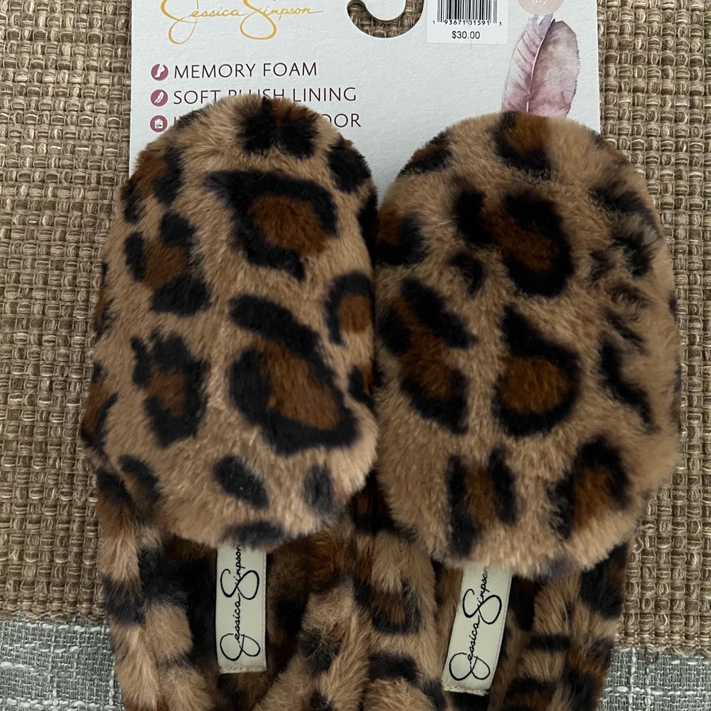 Jessica Simpson Leopard slippers Size Small (6-7)